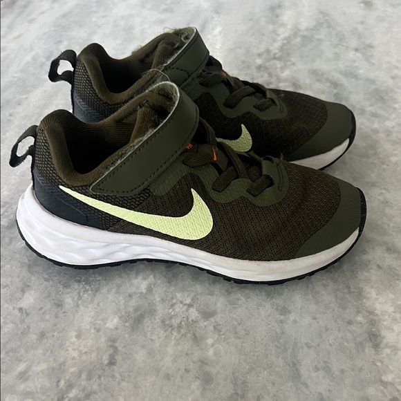 Nike Revolution Boys Shoe Green Toddler 10.5 - Picture 1 of 4